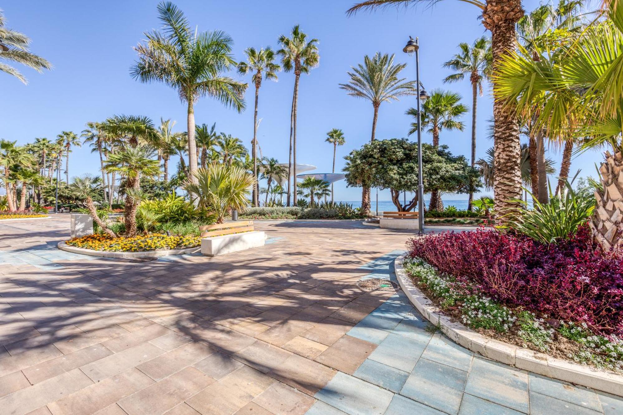Hanami Plaza Abc Estepona Exterior photo